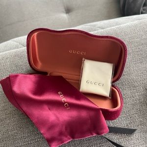 Gucci velvet sunglasses/Jewelry case,bag and duste